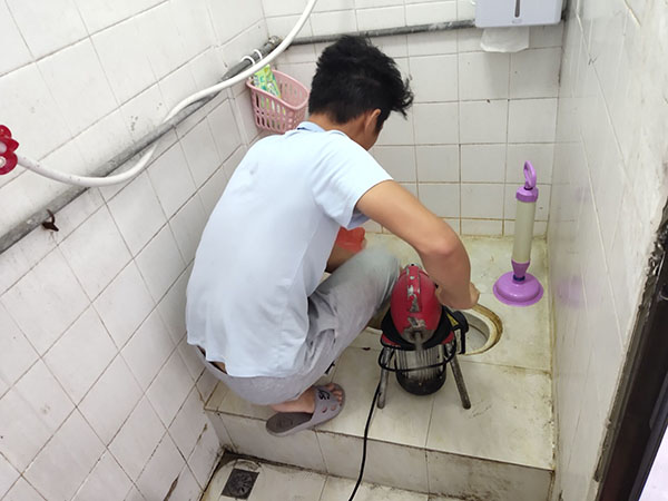 杨市办事处管道堵塞冒臭气 专业师傅现场解决问题