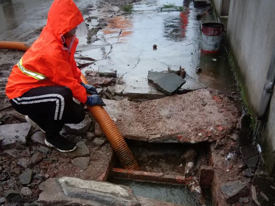 杨市办事处专业清理污水池 炜誉市政以规范流程守护城市 “肠道”