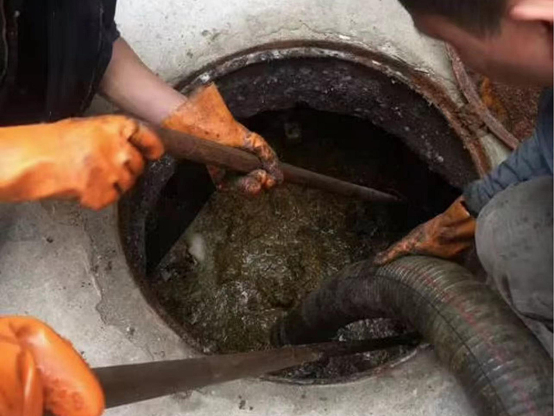 杨市办事处清理化粪池时如何避免沼气的危害?